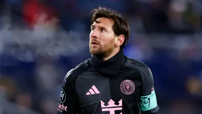 Maçın hakemi Messi'den imza istedi: Disipline sevk edildi