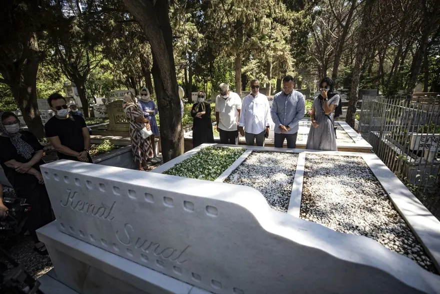 Ali Sunal: Sana olan özlemimi kelimelerle anlatamam (Kemal Sunal kabri başında anıldı) 4