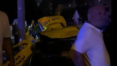 Taksi elektrik direğine çarptı: 2 ölü