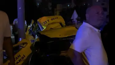 Taksi elektrik direğine çarptı: 2 ölü