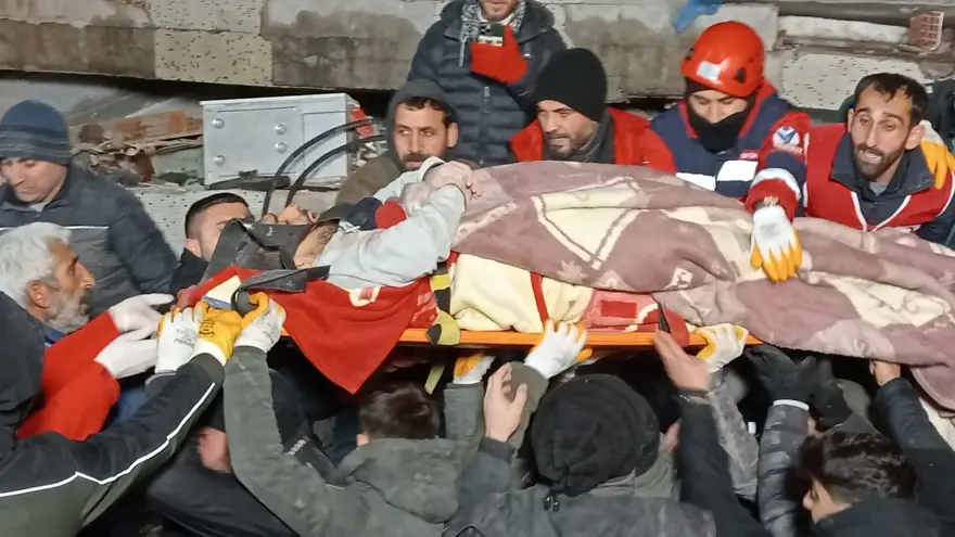 Enkaz altındakiler için zamana karşı yarış 102