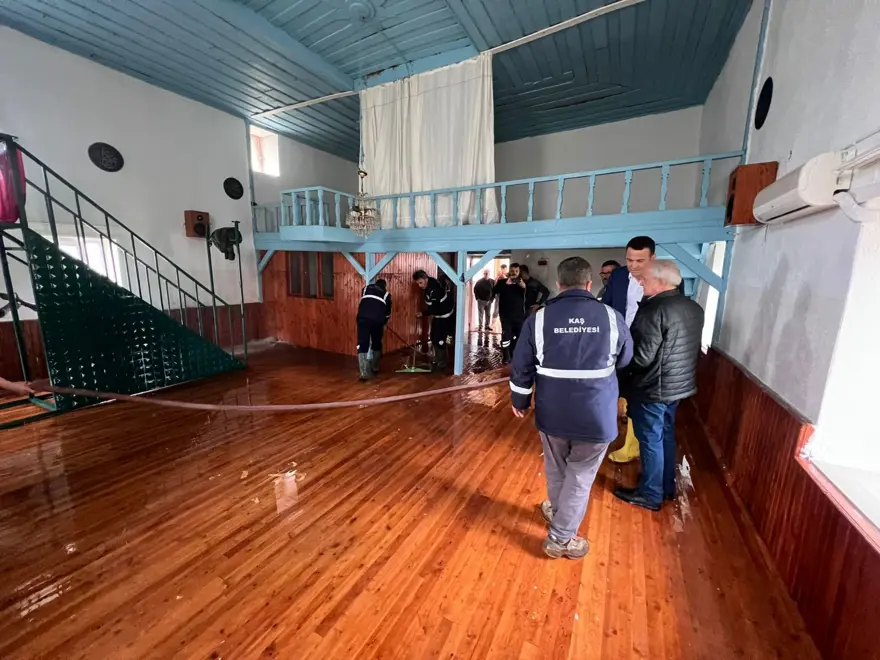 Antalya'da sağanak | Kaş sular altında kaldı 8