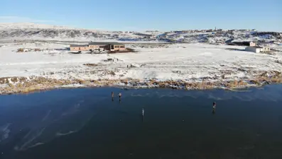 Buz tutan Çıldır Gölü ziyaretçilerini büyülüyor