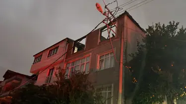 Kocaeli'de bir apartmanın çatı katında yangın: 1 ölü