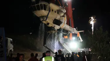 Orman yangınına müdahale sırasında kırıma uğrayan helikopterin enkazı karaya çıkarıldı