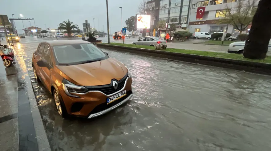 Çanakkale'de sağanak: Cadde ve sokaklar göle döndü 13