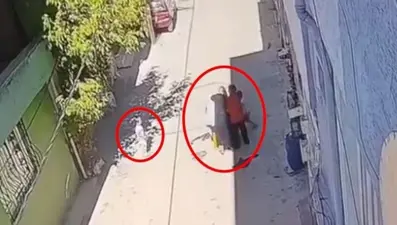 Kucağında çocuğu olan anneye 3 kişi saldırdı