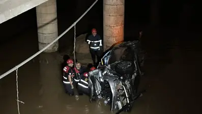 Kızılırmak'a otomobil uçtu: 3 yaralı