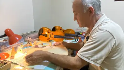 Annesinin altınlarını bozdurup aldığı keman, emekliliğinde mesleği oldu