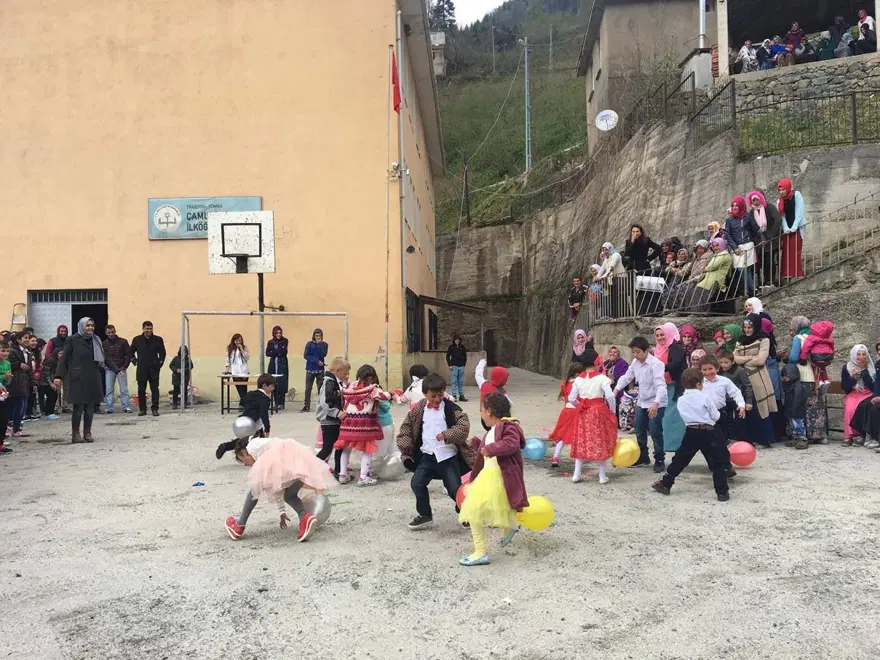 ‘OKUL YOLU GERÇEKTEN TEHLİKELİ’ 8 ‘OKUL YOLU GERÇEKTEN TEHLİKELİ’ 8