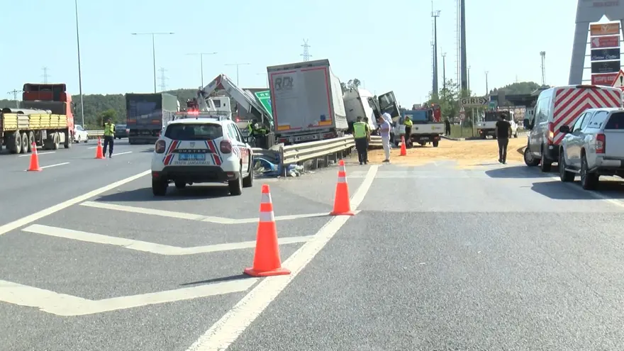 Çekmeköy'de TIR refüje çarptı: Şoför hayatını kaybetti 1