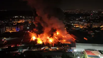 Alevler geceyi aydınlatmıştı: İstanbul'daki büyük yangına soruşturma