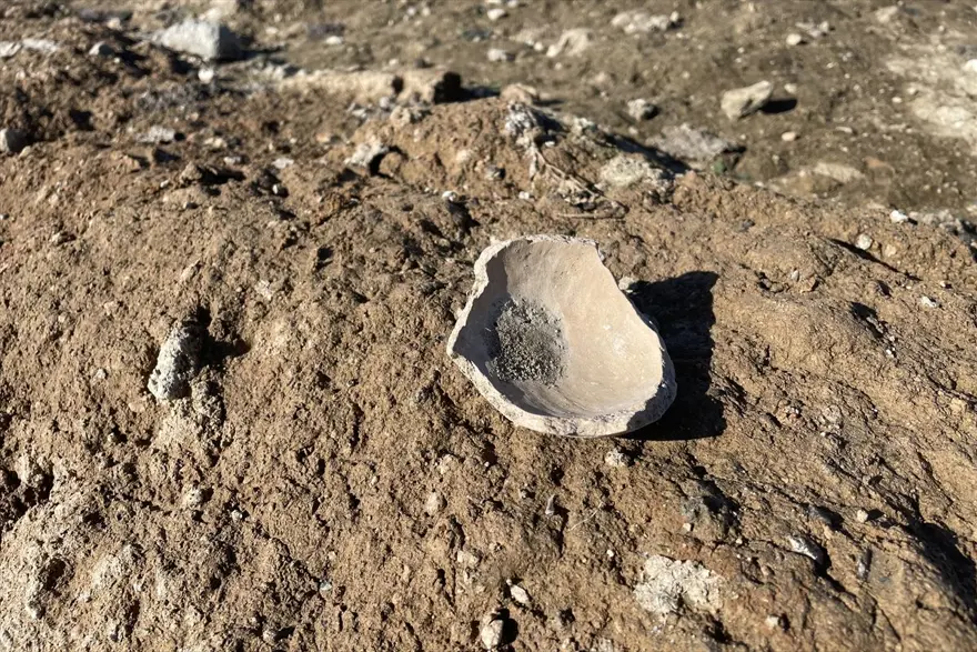 Keban Baraj Gölü'nde suyun çekilmesiyle tarihi höyükler de gün yüzüne çıktı 10