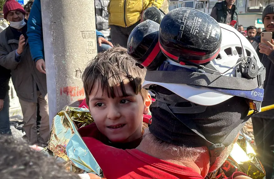 Enkaz altındakiler için zamana karşı yarış 118