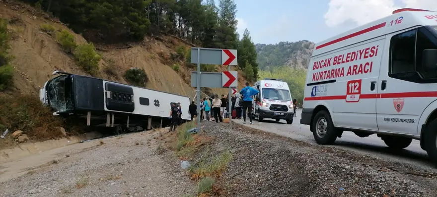 Burdur'da yolcu otobüsü TIR'a çarptı: 8 yaralı 1