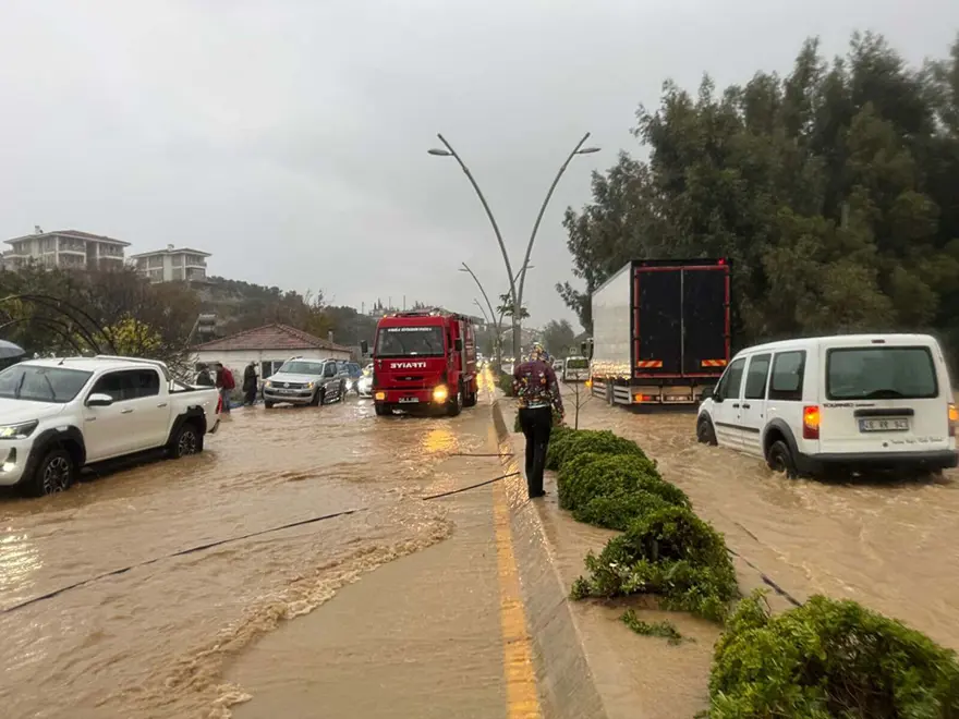 Datça'da sağanak nedeniyle dere taştı, ev ve iş yerlerini su bastı 3