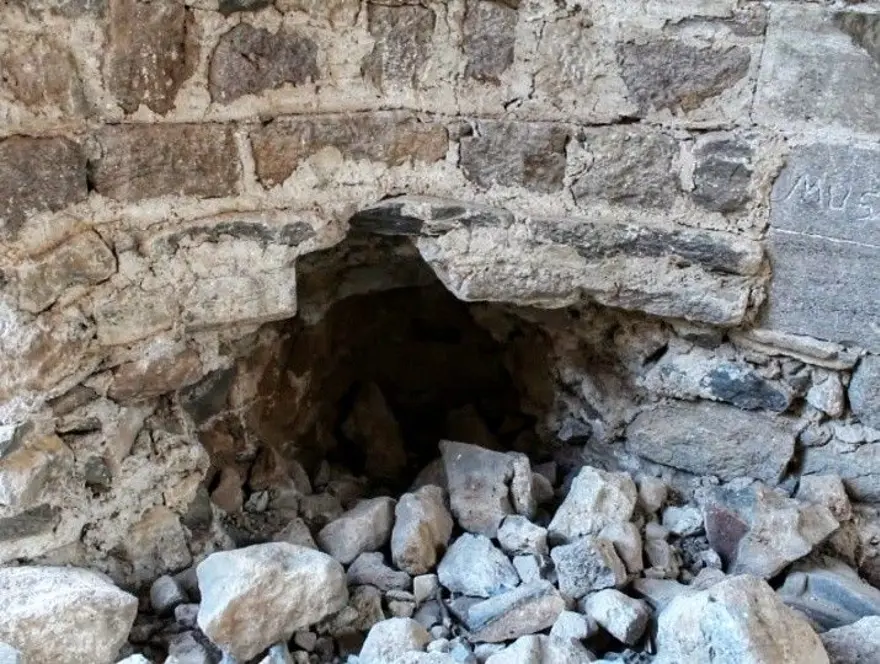 Van'ın Muradiye ilçesinde define avcıları tarihi kiliseyi tahrip etti 5