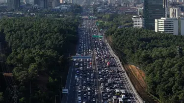 Servisler yola çıktı, İstanbul'da trafik dur kalk ilerliyor