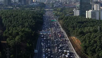 Servisler yola çıktı, İstanbul'da trafik dur kalk ilerliyor