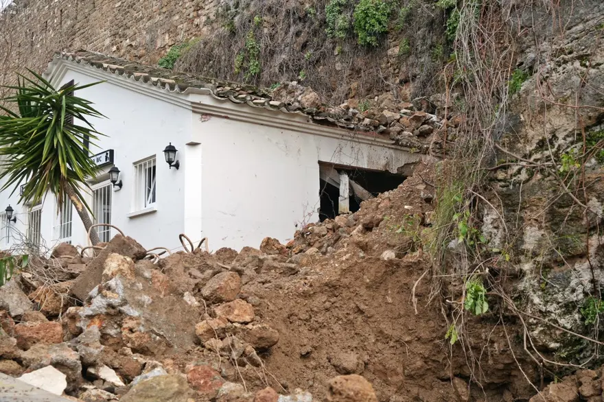 Tarihi Kaleiçi’ndeki surlar yıkıldı 2 Tarihi Kaleiçi’ndeki surlar yıkıldı 2