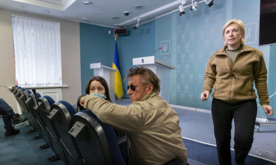 Oyuncu Sean Penn belgesel için Ukrayna'da askerlerle birlikte çalıştı: Yeni fotoğraflar yayınladı 1 Oyuncu Sean Penn belgesel için Ukrayna'da askerlerle birlikte çalıştı: Yeni fotoğraflar yayınladı 1