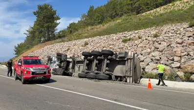 Zift yüklü tankeri taşıyan TIR devrildi
