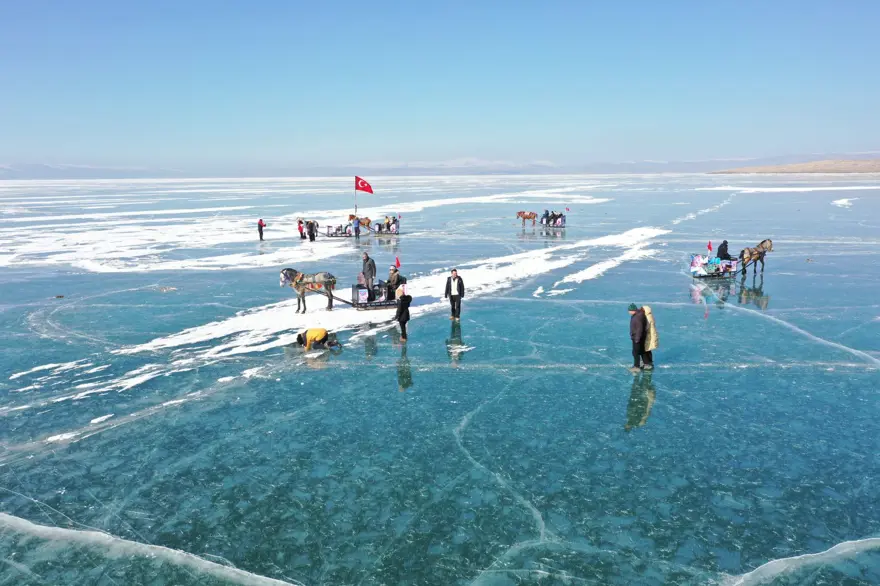 Buzla kaplı Çıldır Gölü'nün cazibesi artıyor 3