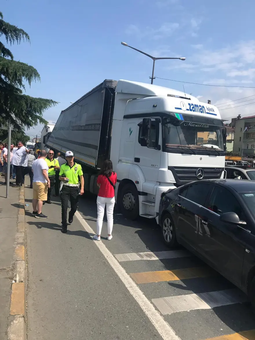 Trabzon'da otomobil TIR'ın altına girdi: 3 yaralı 7