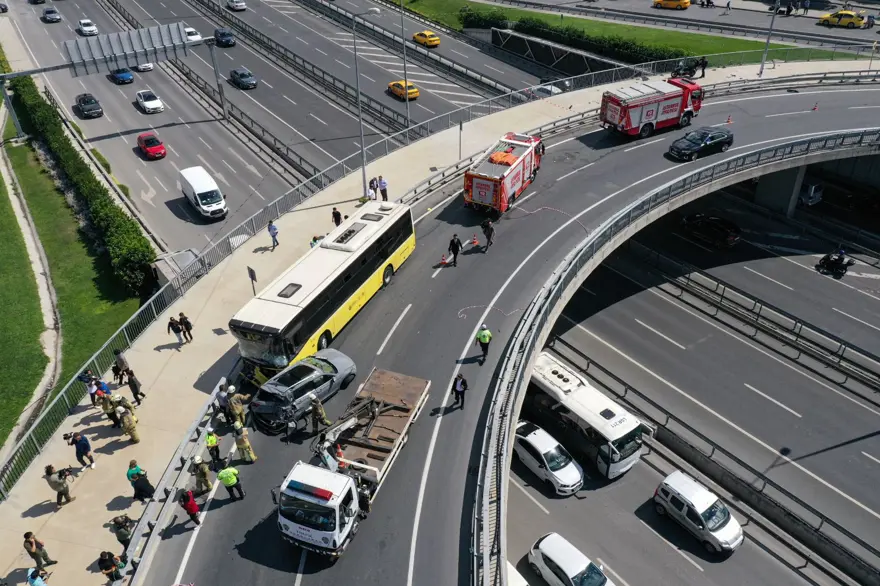 Yenikapı'da 7 araca çarpan İETT şoförü emniyete götürüldü 2