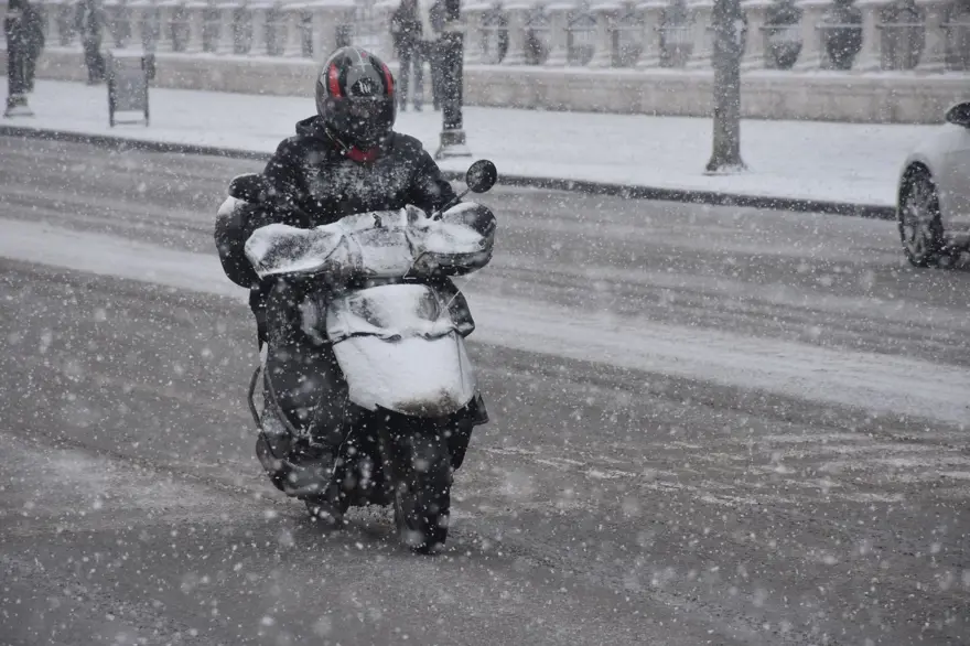 Sivas'ta kar yağışı: Kent meydanı beyaza büründü 5