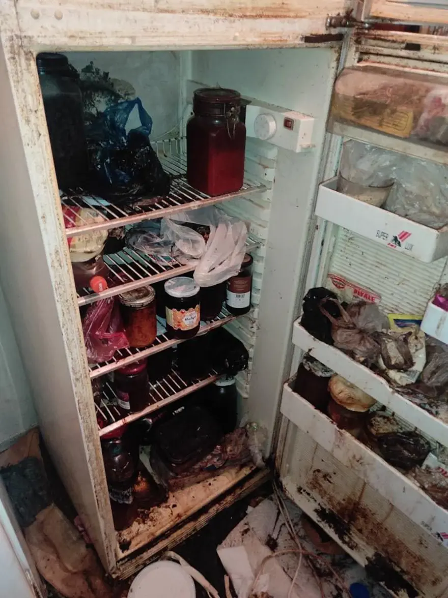 Anne ile oğlunun yaşadığı evden 45 ton çöp çıktı 1 Anne ile oğlunun yaşadığı evden 45 ton çöp çıktı 1