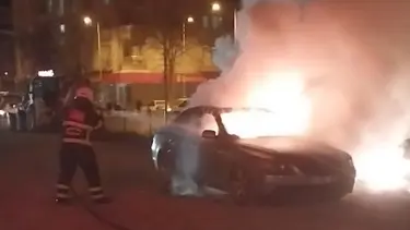 Park halindeki otomobil alev alev yandı