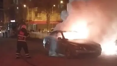 Park halindeki otomobil alev alev yandı