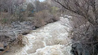 Kar sularıyla dolan dere yatağına düşen 6 yaşındaki çocuk aranıyor
