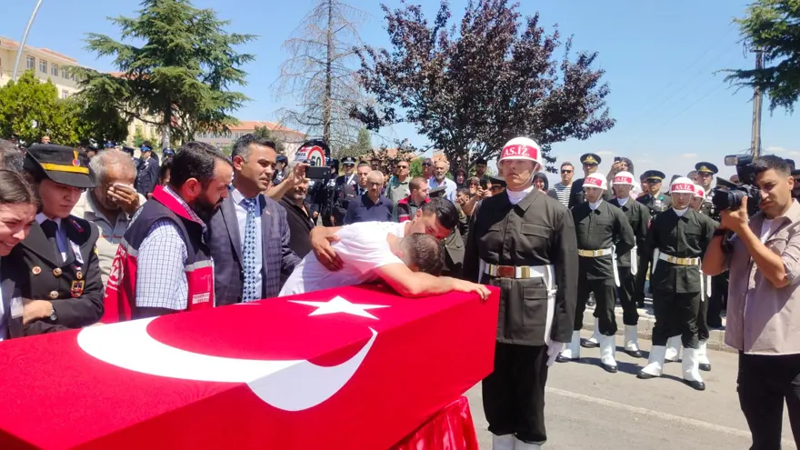 Pençe-Kilit şehidine veda: Annesi sedye ile getirildi 7