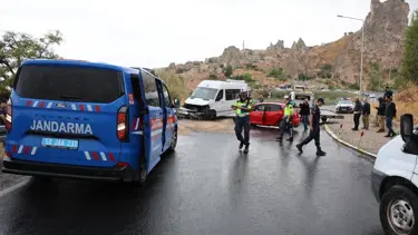Turistleri taşıyan minibüs ile otomobil çarpıştı: Yaralılar var