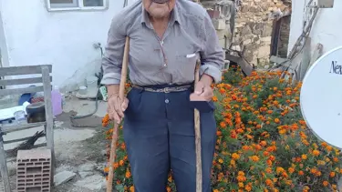 75 yaşındaki Halil Dede neşesiyle hayata tutunuyor: 2 bastonla yürüyor, bir gözü görmüyor