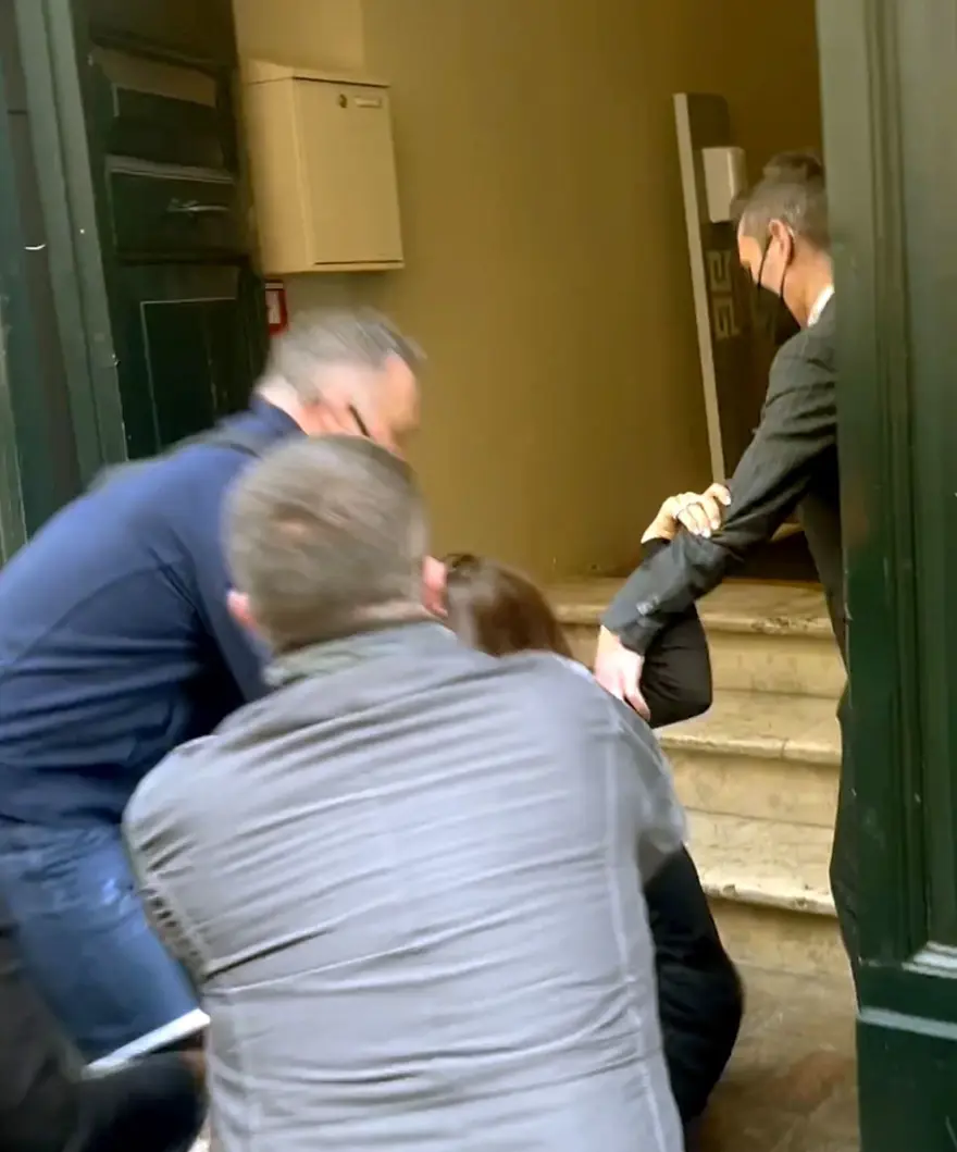 Zendaya paparazzilerden kaçarken yere düştü 12