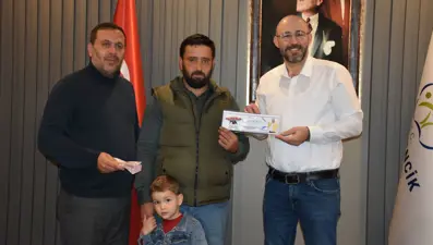 İncir ağacına takılan balondaki hediye çekini bulan çoban, hayvan barınağına bağışladı