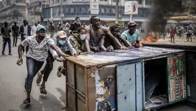 Kenya’da protestolar devam ediyor: Göstericiler araçları ateşe verdi