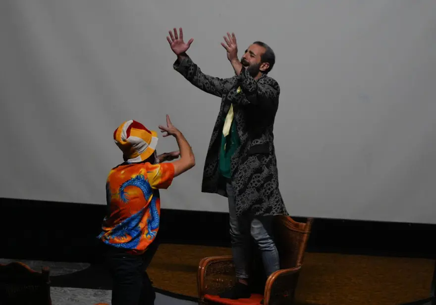 Esad sonrası ilk özgür oyun! Tiyatrocu kardeşler Şam'da sahneye çıktı 8