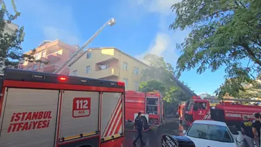 Üsküdar'da yangın: Yanındaki binaya da sıçradı