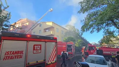 Üsküdar'da yangın: Yanındaki binaya da sıçradı