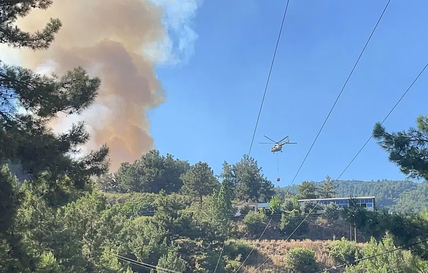 Alanya’da yerleşim yerlerine yakın bölgede orman yangını (Alevler kontrol altına alındı) 3 Alanya’da yerleşim yerlerine yakın bölgede orman yangını (Alevler kontrol altına alındı) 3