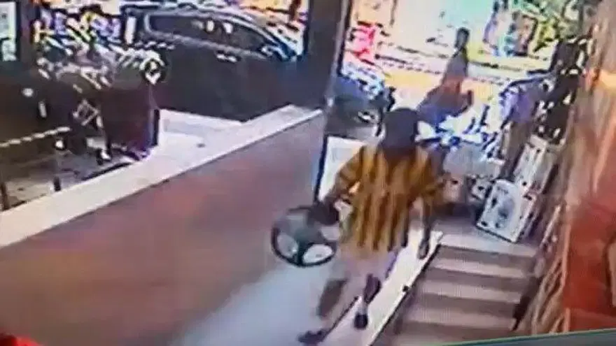 Vantilatör çaldılar, sonra özür dilediler! Görüntüler sosyal medyada yayılınca pişman oldular 5