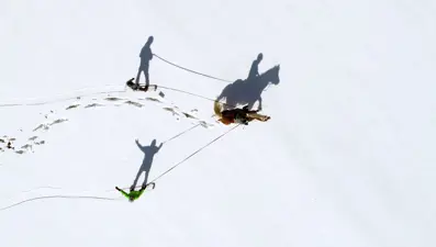Van'da sporcular karda "atlı snowboard" yaptı