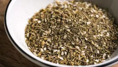 Faydalarını duyan aktara koşuyor! Ses kısıklığı ve öksürüğe birebir: İçine limon sıkınca etkisi ikiye katlanıyor