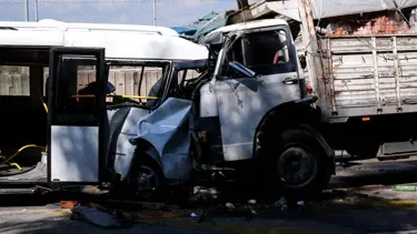 İzmir'de minibüs ile kamyon çarpıştı