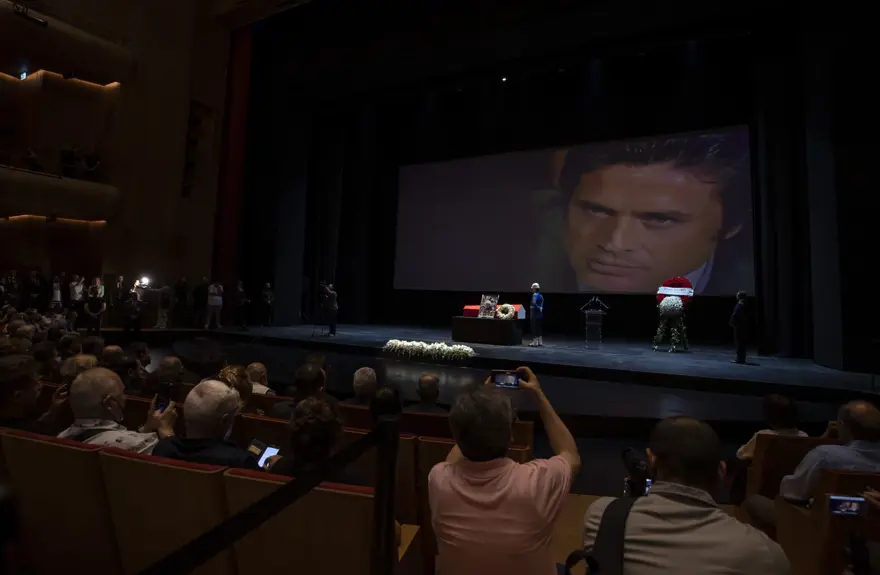 Cüneyt Arkın'ı binlerce kişi gözyaşlarıyla uğurladı 48 Cüneyt Arkın'ı binlerce kişi gözyaşlarıyla uğurladı 48