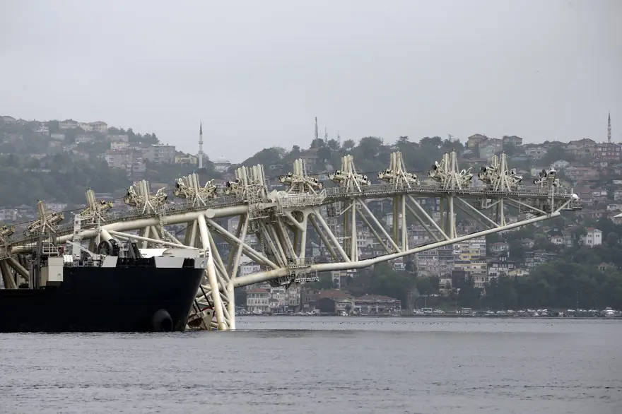 Pioneering Spirit, İstanbul Boğazı'ndan geçti 4
